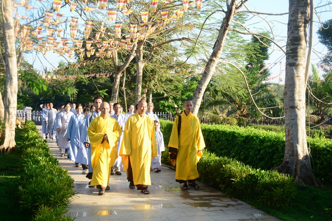 Sightseeing tour of prostrating the Buddha at beginning of the year.