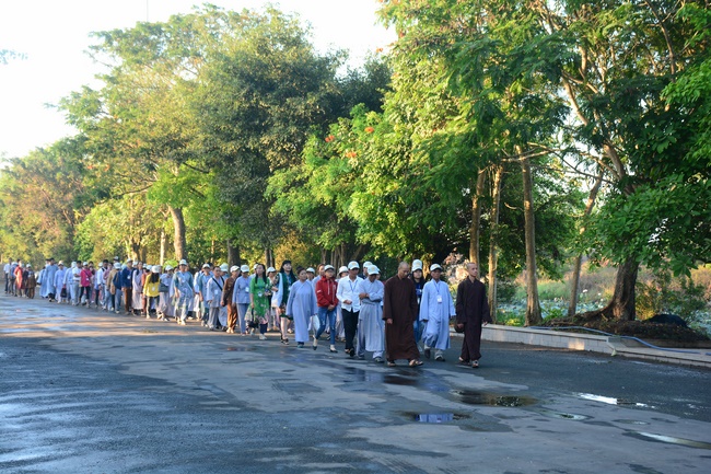 Sightseeing tour of prostrating the Buddha at beginning of the year.