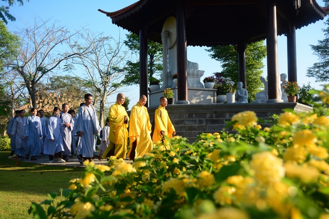 Sightseeing tour of prostrating the Buddha at beginning of the year.