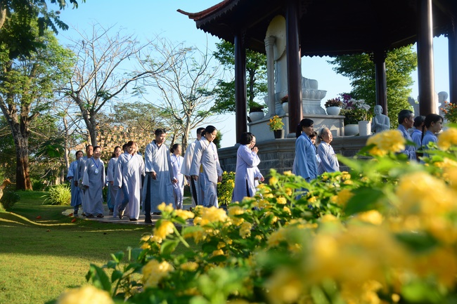 Sightseeing tour of prostrating the Buddha at beginning of the year.