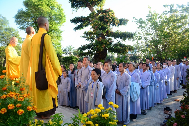 Sightseeing tour of prostrating the Buddha at beginning of the year.