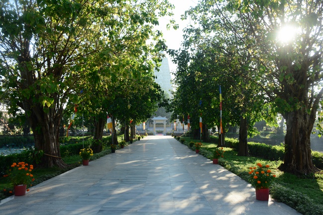 Sightseeing tour of prostrating the Buddha at beginning of the year.