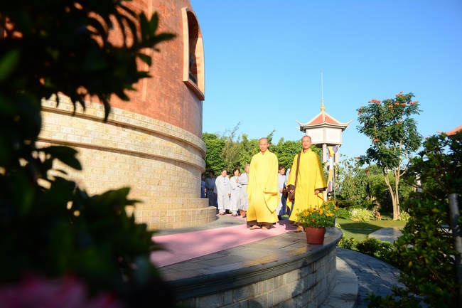 Sightseeing tour of prostrating the Buddha at beginning of the year.