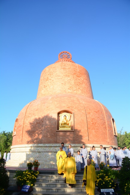 Sightseeing tour of prostrating the Buddha at beginning of the year.