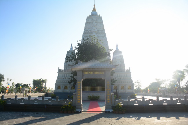 Sightseeing tour of prostrating the Buddha at beginning of the year.