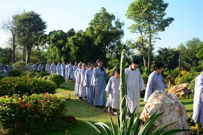 Sightseeing tour of prostrating the Buddha at beginning of the year.