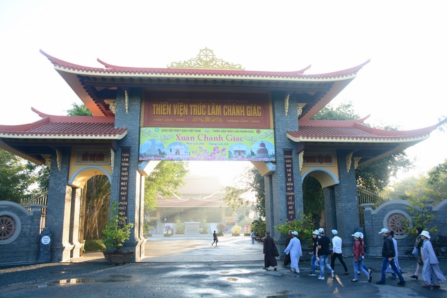 Sightseeing tour of prostrating the Buddha at beginning of the year.
