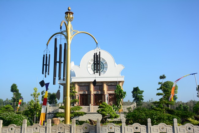 Sightseeing tour of prostrating the Buddha at beginning of the year.