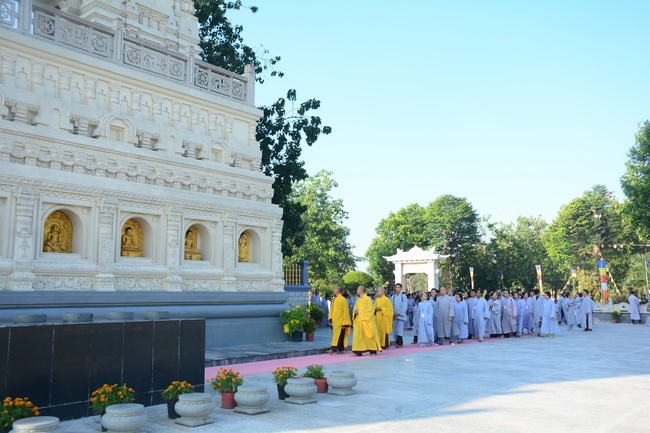 Sightseeing tour of prostrating the Buddha at beginning of the year.