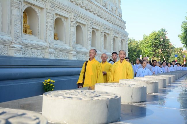 Sightseeing tour of prostrating the Buddha at beginning of the year.