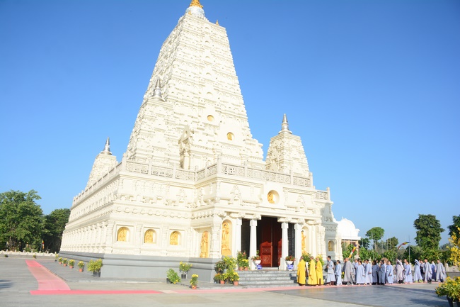 Sightseeing tour of prostrating the Buddha at beginning of the year.