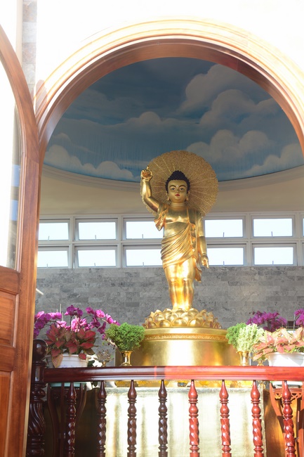 Sightseeing tour of prostrating the Buddha at beginning of the year.
