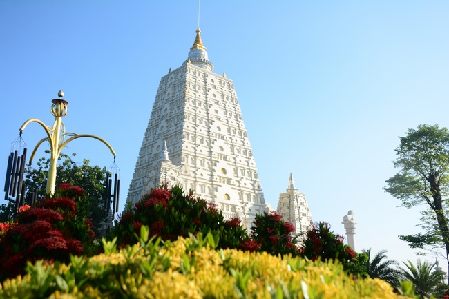 Sightseeing tour of prostrating the Buddha at beginning of the year.