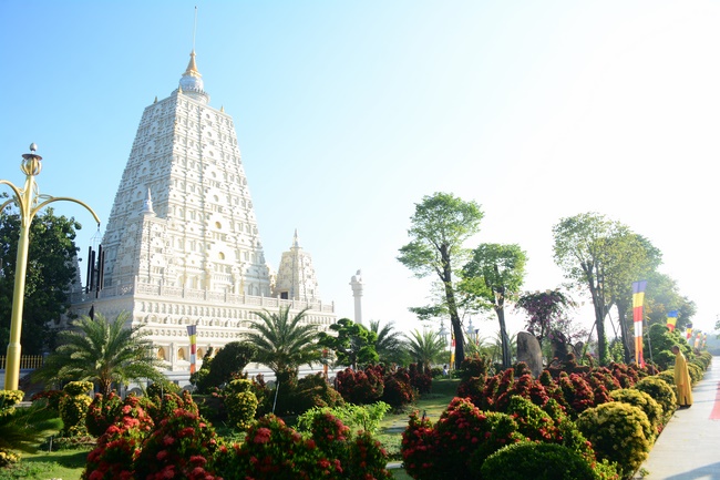 Sightseeing tour of prostrating the Buddha at beginning of the year.