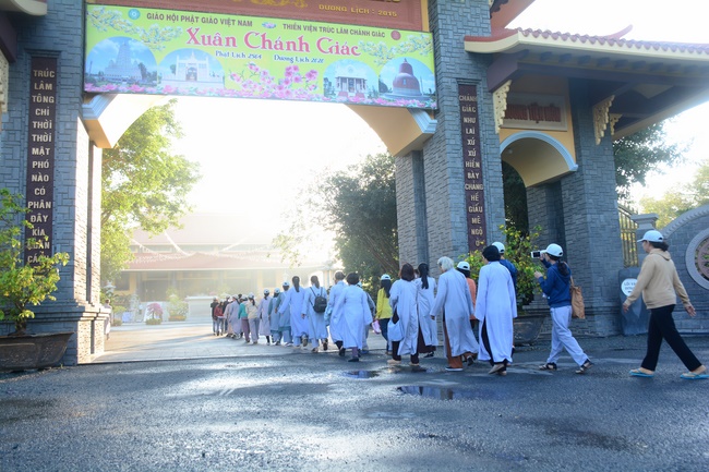 Sightseeing tour of prostrating the Buddha at beginning of the year.