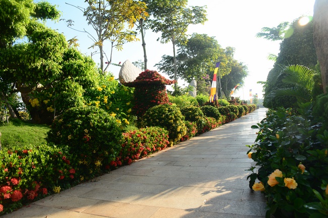 Sightseeing tour of prostrating the Buddha at beginning of the year.