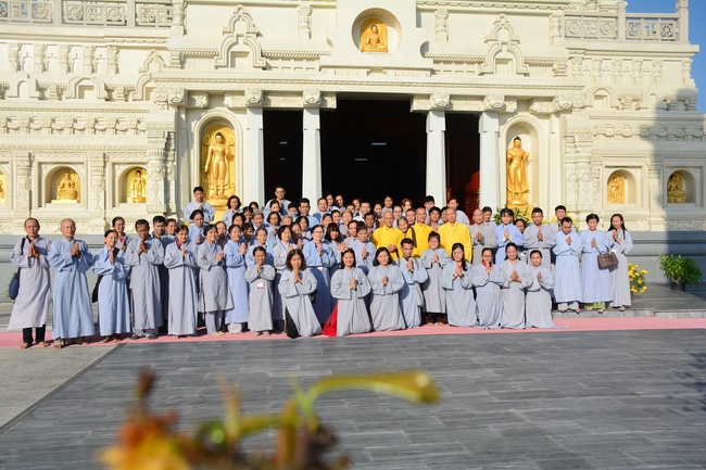 Sightseeing tour of prostrating the Buddha at beginning of the year.
