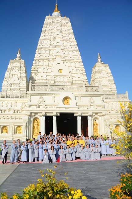 Sightseeing tour of prostrating the Buddha at beginning of the year.