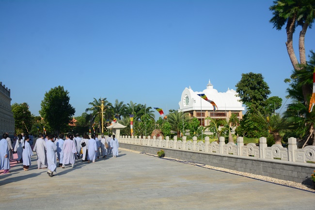 Sightseeing tour of prostrating the Buddha at beginning of the year.