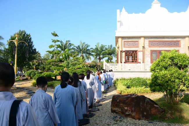 Sightseeing tour of prostrating the Buddha at beginning of the year.