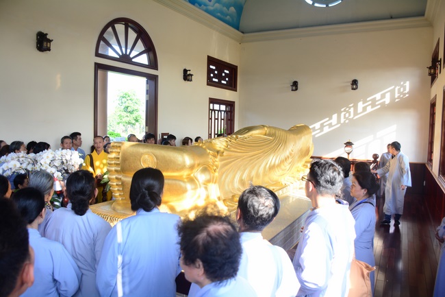Sightseeing tour of prostrating the Buddha at beginning of the year.