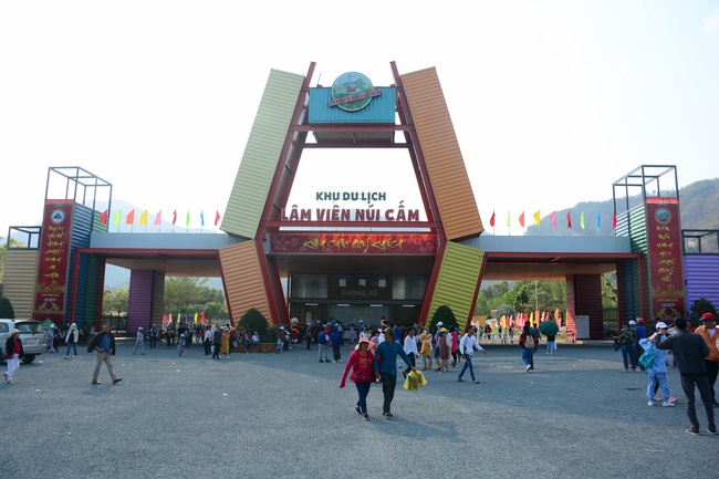 Sightseeing tour of prostrating the Buddha at beginning of the year.