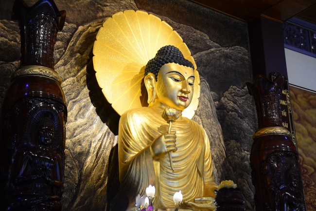 Sightseeing tour of prostrating the Buddha at beginning of the year.