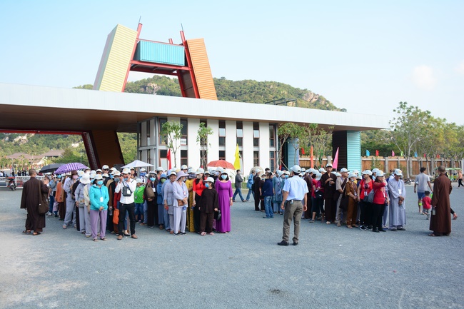 Sightseeing tour of prostrating the Buddha at beginning of the year.
