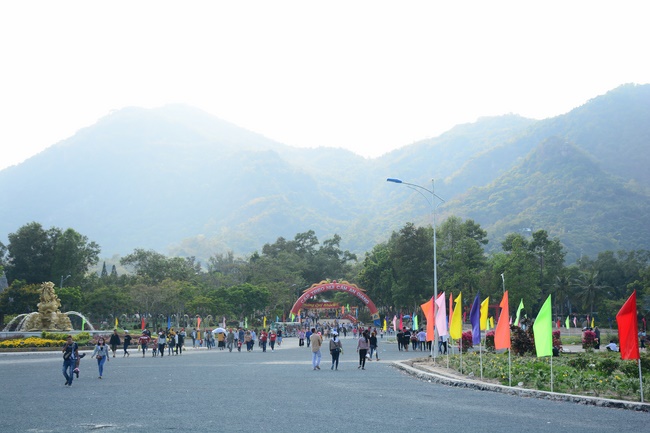 Sightseeing tour of prostrating the Buddha at beginning of the year.