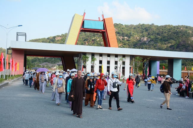 Sightseeing tour of prostrating the Buddha at beginning of the year.