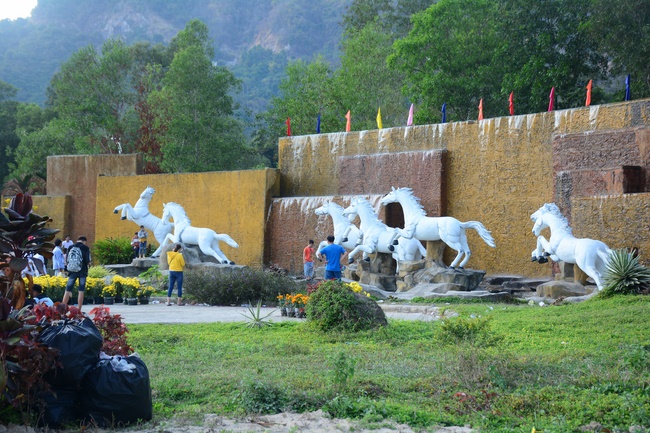 Sightseeing tour of prostrating the Buddha at beginning of the year.
