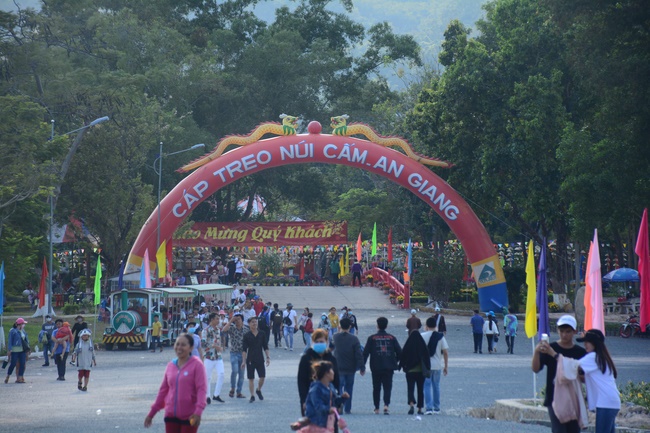 Sightseeing tour of prostrating the Buddha at beginning of the year.