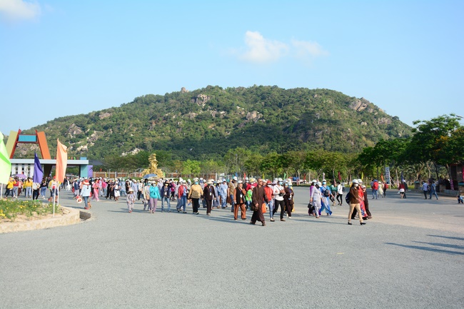 Sightseeing tour of prostrating the Buddha at beginning of the year.