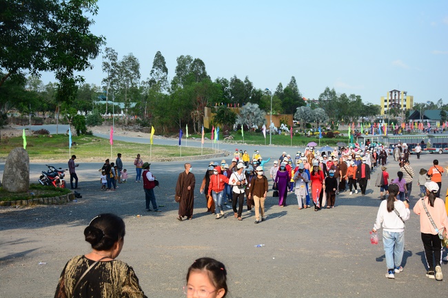 Sightseeing tour of prostrating the Buddha at beginning of the year.
