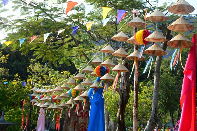 Sightseeing tour of prostrating the Buddha at beginning of the year.