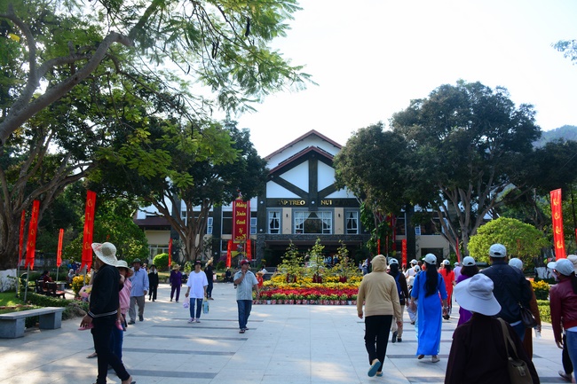 Sightseeing tour of prostrating the Buddha at beginning of the year.
