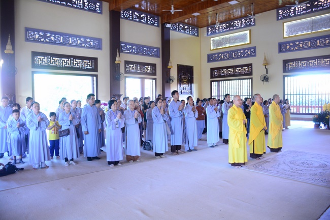 Sightseeing tour of prostrating the Buddha at beginning of the year.