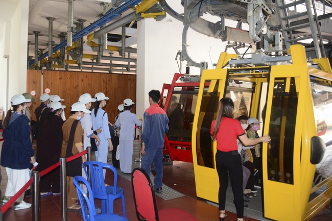 Sightseeing tour of prostrating the Buddha at beginning of the year.