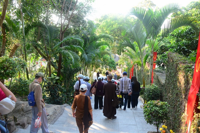 Sightseeing tour of prostrating the Buddha at beginning of the year.