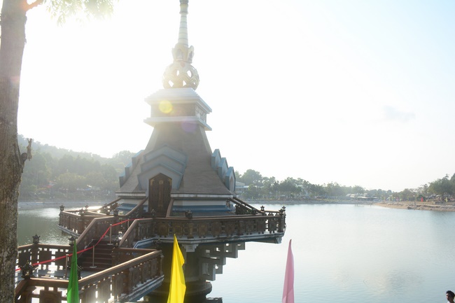 Sightseeing tour of prostrating the Buddha at beginning of the year.