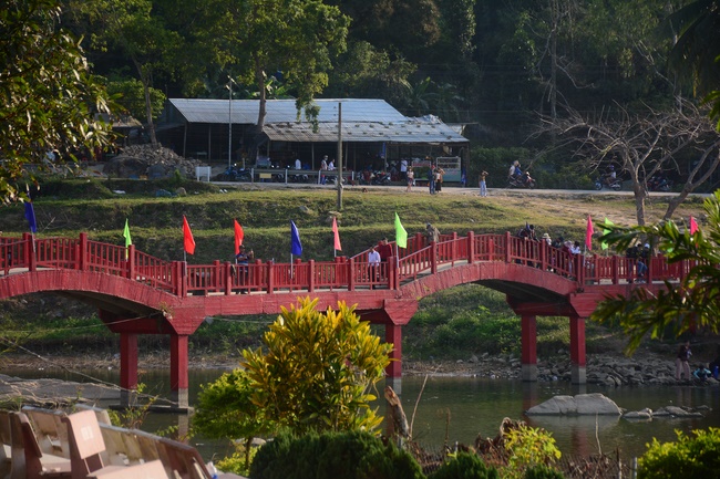 Sightseeing tour of prostrating the Buddha at beginning of the year.