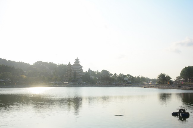 Sightseeing tour of prostrating the Buddha at beginning of the year.