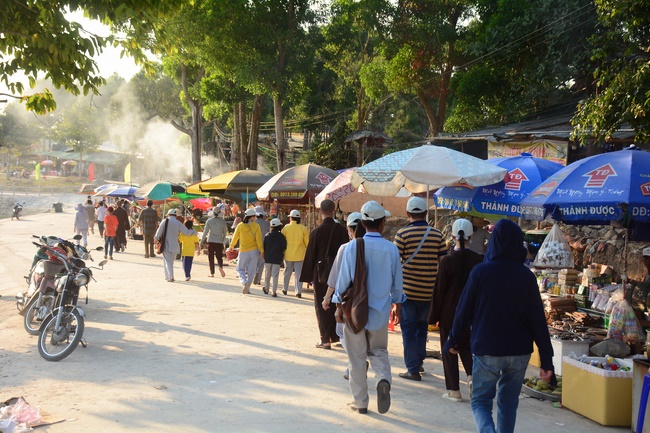 Sightseeing tour of prostrating the Buddha at beginning of the year.