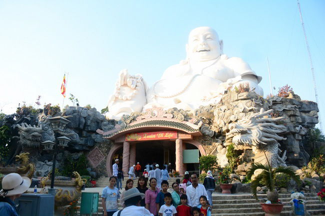 Sightseeing tour of prostrating the Buddha at beginning of the year.