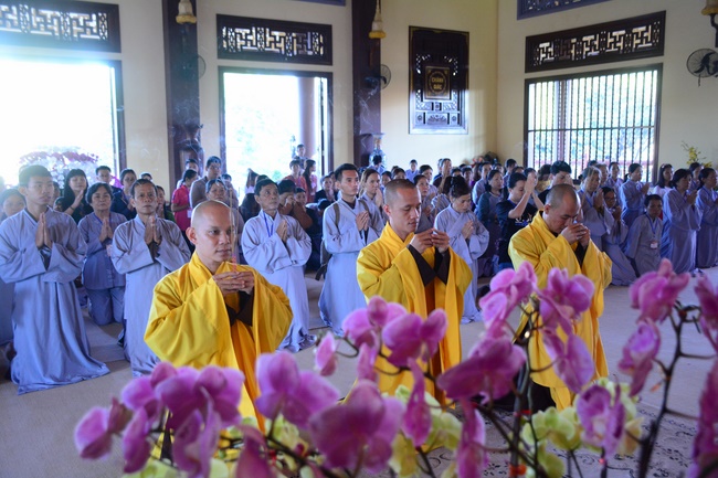 Sightseeing tour of prostrating the Buddha at beginning of the year.