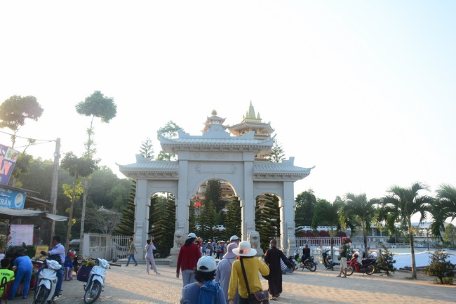 Sightseeing tour of prostrating the Buddha at beginning of the year.