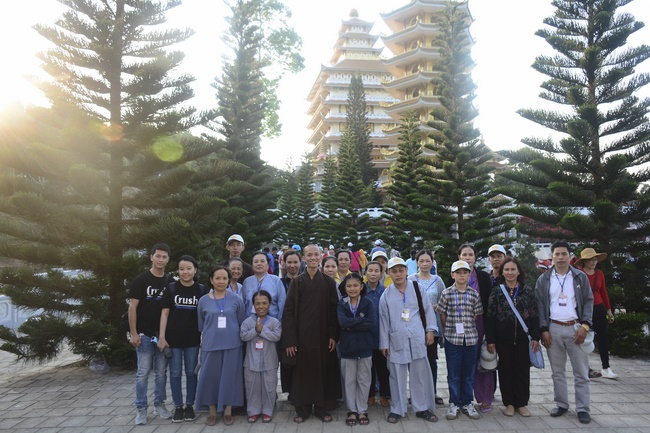 Sightseeing tour of prostrating the Buddha at beginning of the year.