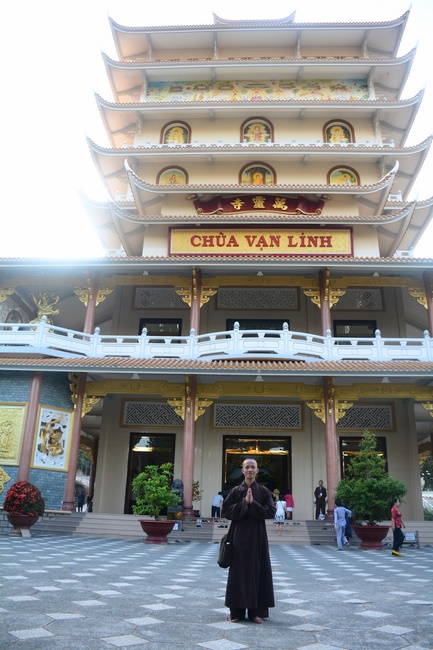 Sightseeing tour of prostrating the Buddha at beginning of the year.
