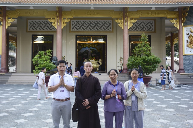 Sightseeing tour of prostrating the Buddha at beginning of the year.