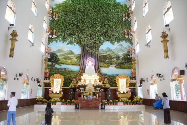 Sightseeing tour of prostrating the Buddha at beginning of the year.
